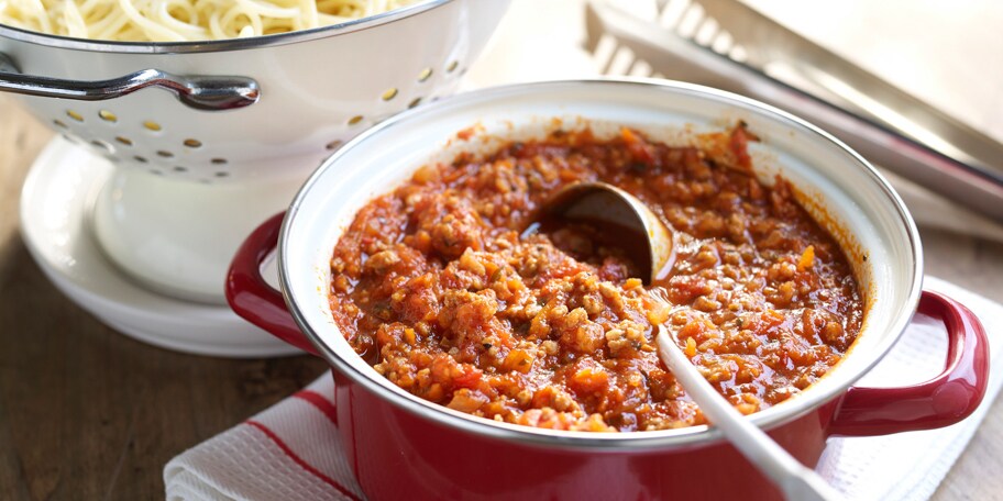 Snel gemaakte spaghetti bolognaise met basilicum