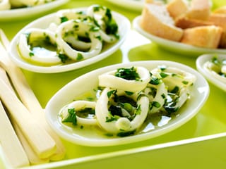 Met kruiden gemarineerde calamaris