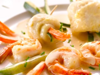 Scampi’s en pangasiusrolletjes met pastis en knapperige groenten