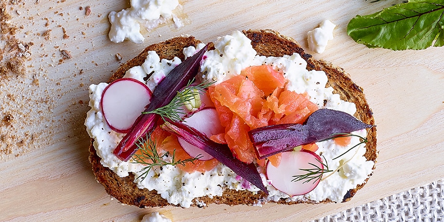 Délicieuse tartine au Danone cottage cheese, saumon et légumes d’été