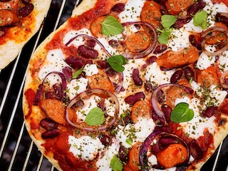 Pizza met merguez en rode bonen