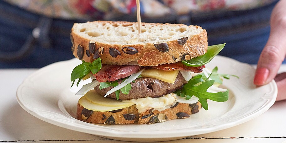Hamburger bio au fromage d'abbaye et au lard