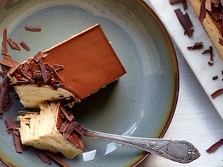 Javanais à la crème au beurre au café et ganache au chocolat