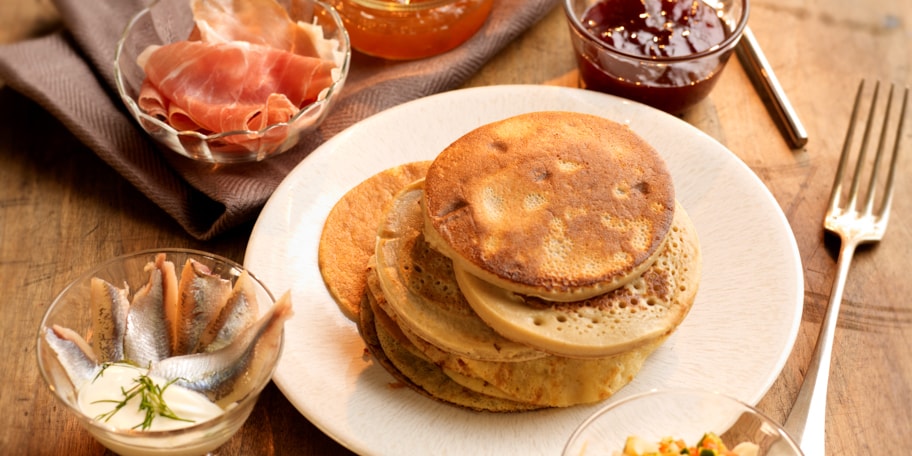 Pancakes avec garnitures sucrées et salées