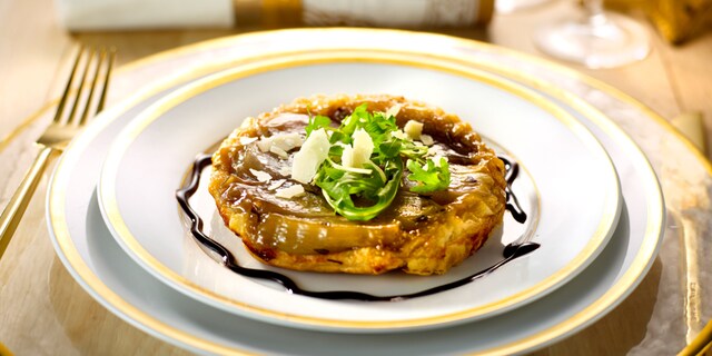 Kleine tatins van gekonfijte sjalotten met schilfers parmezaan