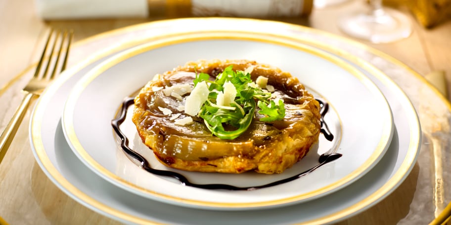 Kleine tatins van gekonfijte sjalotten met schilfers parmezaan