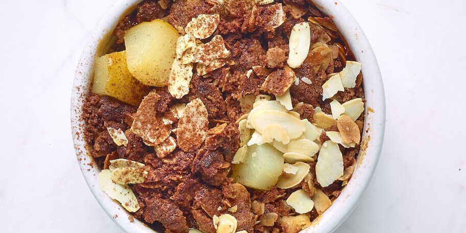 Crumble aux poires, cacao et amandes