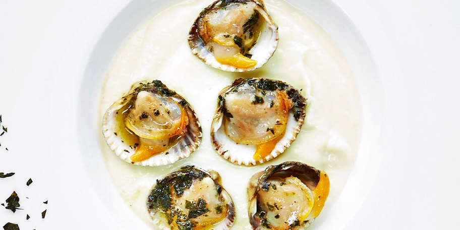 Coques au beurre d’algue sur crème de chou-fleur