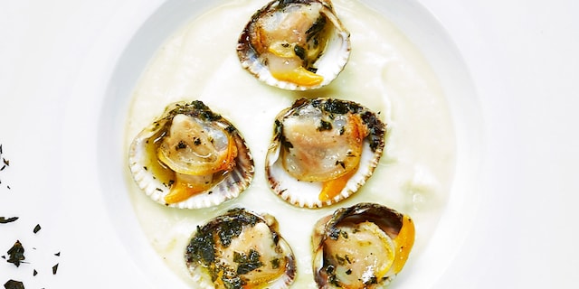 Coques au beurre d’algue sur crème de chou-fleur