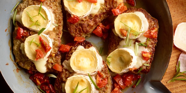 Rumsteaks met geitenkaas en gedroogde tomaten