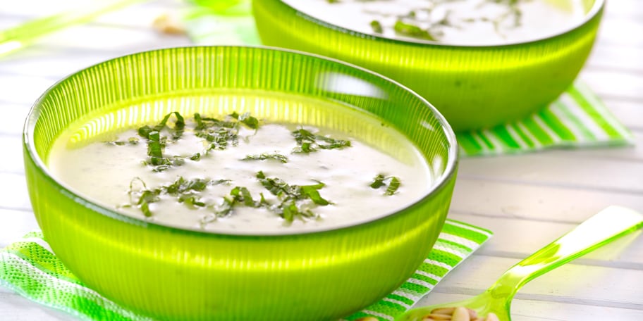 Velouté glacé aux courgettes, yaourt et menthe