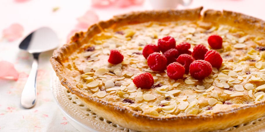 Tarte à la rhubarbe, aux framboises et aux amandes