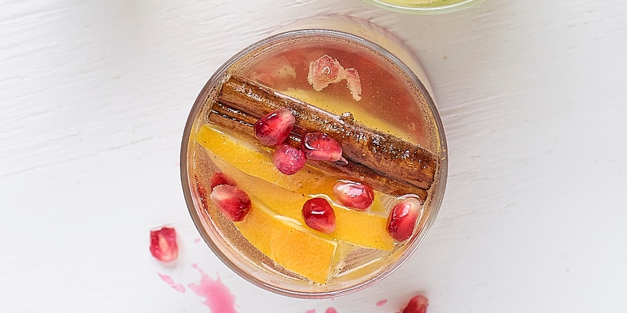 Sinaasappellimonade met kaneel en granaatappelpitjes