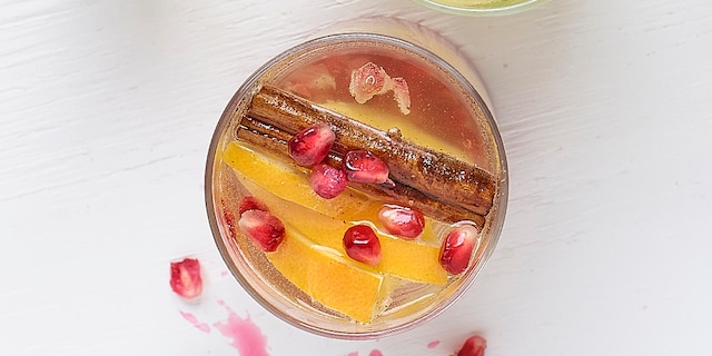 Sinaasappellimonade met kaneel en granaatappelpitjes