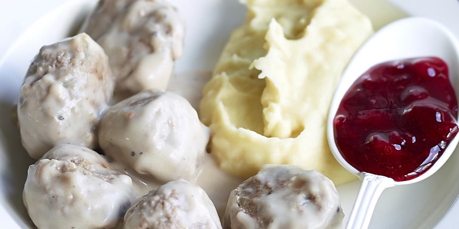 Köttbullar / Gehaktballetjes met puree en veenbessenconfituur