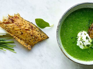 Preisoep met spinazie en gerookte makreel