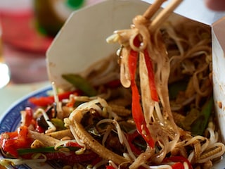 Gebakken noedels met zwartebonensaus