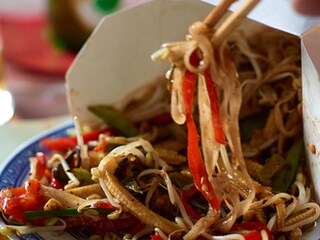 Gebakken noedels met zwartebonensaus