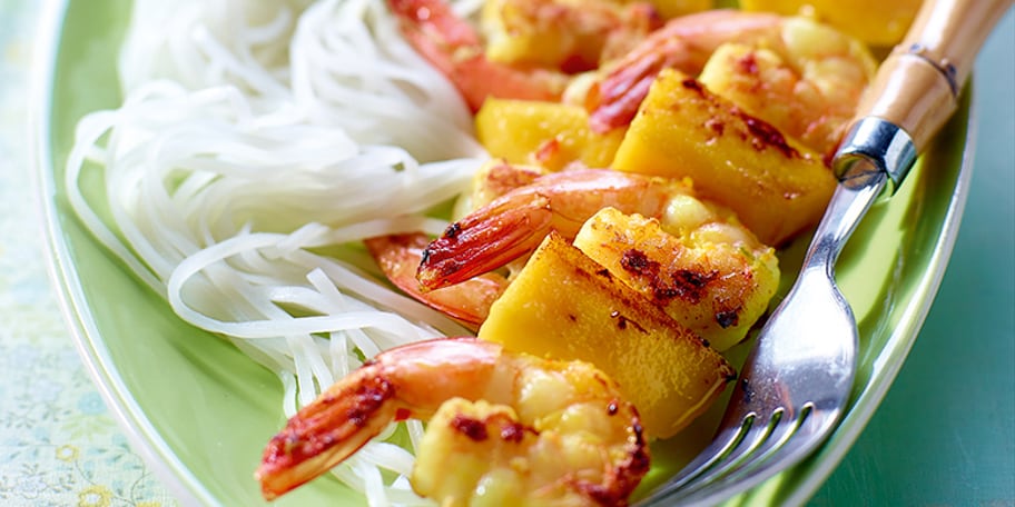Brochettes van scampi’s met mango en kokosmelk