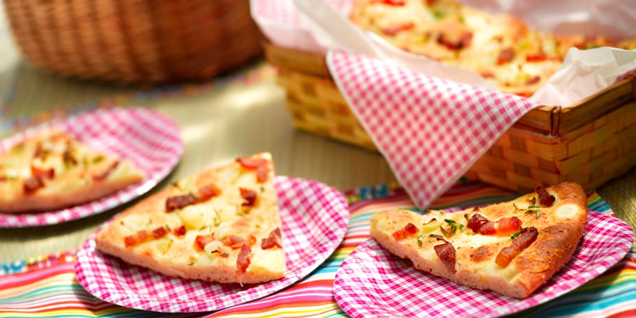Focaccia met spekreepjes, uien en Parmezaanse kaas