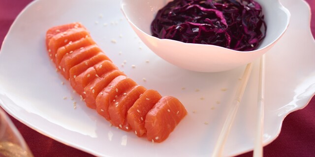 Sashimi van gerookte zalm en salade van rode kool