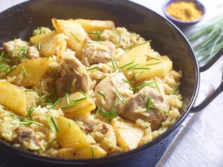 Pilav van kip met ananas
