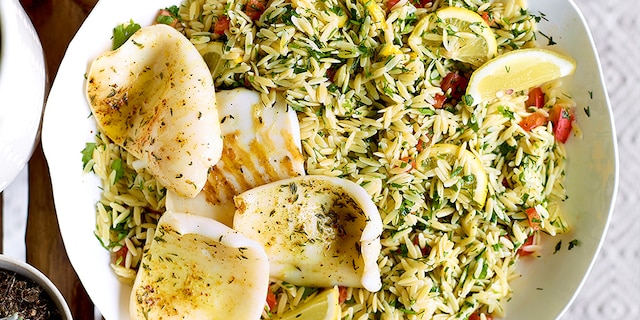 Salade d’orzo aux calmars grillés et aux herbes fraîches