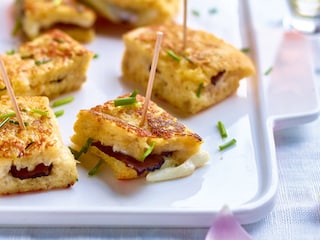 Mini-croques de pain perdu à la truffe et à la mozzarella