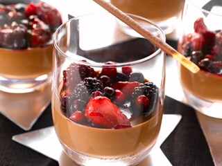 Panna cotta met chocolade en halfgare rode vruchten