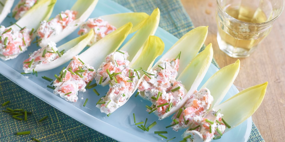 Witloofblaadjes gevuld met gerookte zalm en verse kaas