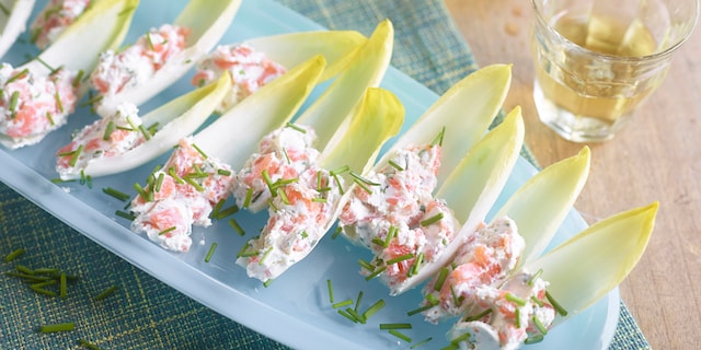 Witloofblaadjes gevuld met gerookte zalm en verse kaas