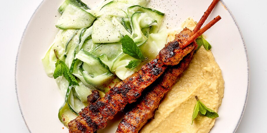 Hummus met komkommersalade en brochettes