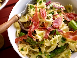 Farfalle met groene asperges en chips van ham