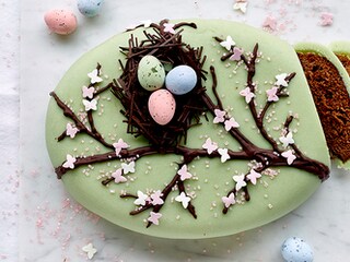Paastaart met chocolade en marsepein