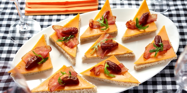 Canapés de cheddar au bacon