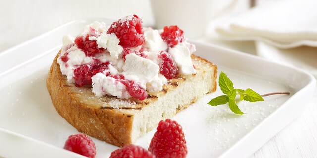 Bio brood, ricotta en frambozen