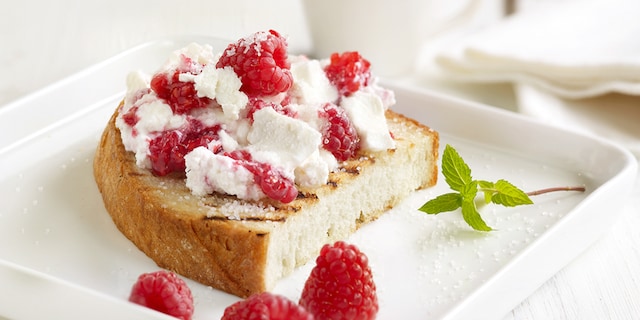 Pain bio, ricotta et framboises