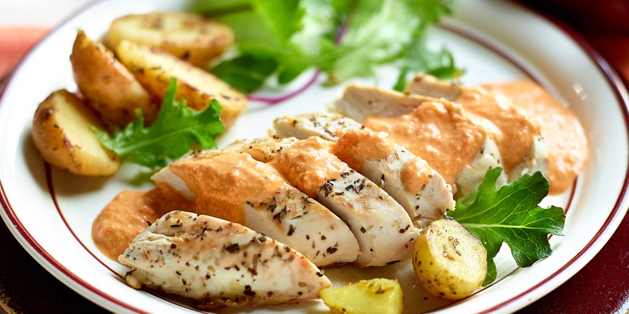 Filets de poulet au coulis de poivrons rouges