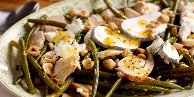 Salade de poulet fumé aux haricots verts et chèvre cendré