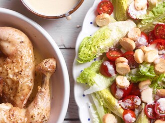 In de oven gebakken kippenbouten met oregano en salade op Caesar-wijze