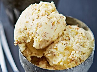 Glace au miel brûlé et aux graines de sésame grillées