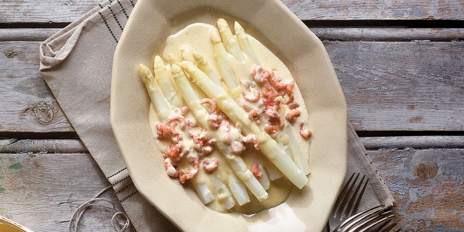 Witte asperges met mousselinesaus en grijze garnalen