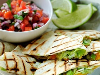 Quesadillas à l’avocat et salsa de tomates