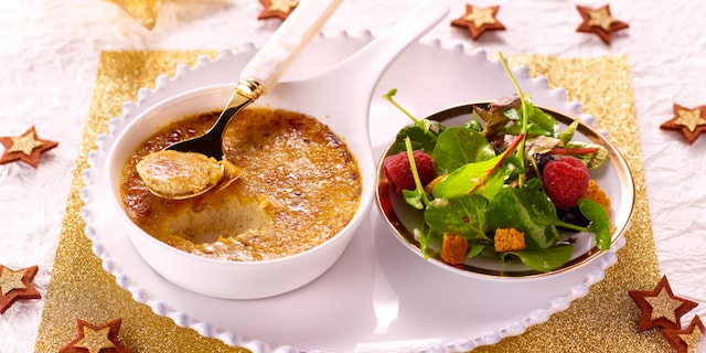 Crème brûlée met ganzenlever, salade met frambozen en dobbelsteentjes van peperkoek