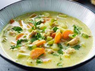 Soupe-repas au poulet et au curry