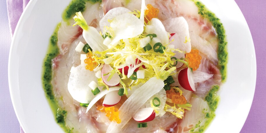 Salade met sashimi van zeebaars en radijs