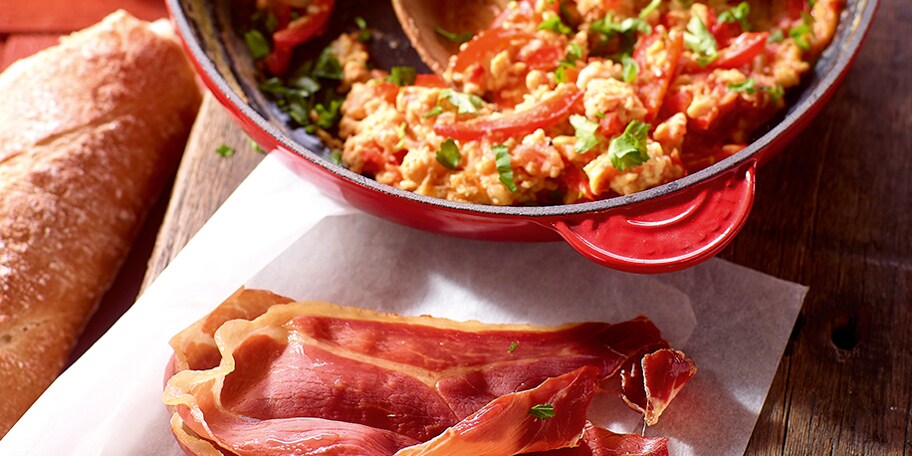 Piperade basquaise et jambon de Bayonne croustillant