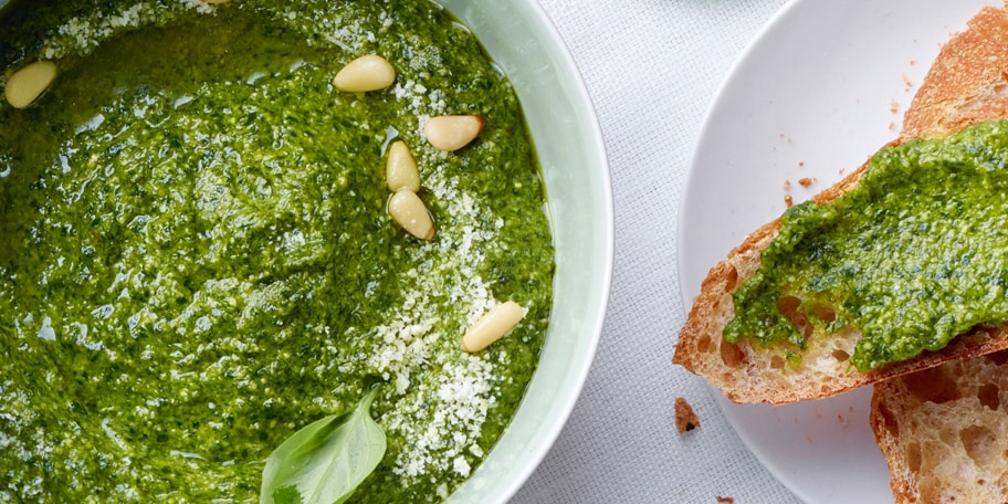 Klassieke pesto met basilicum, pijnboompitten en parmigiano