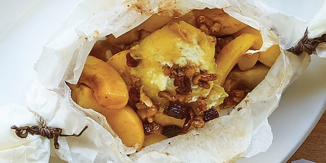 Papillote de pommes au fromage de chèvre et raisins secs