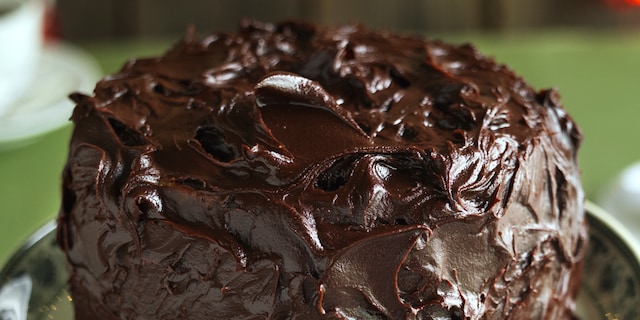 Overheerlijke chocoladetaart met karamel met gezouten boter